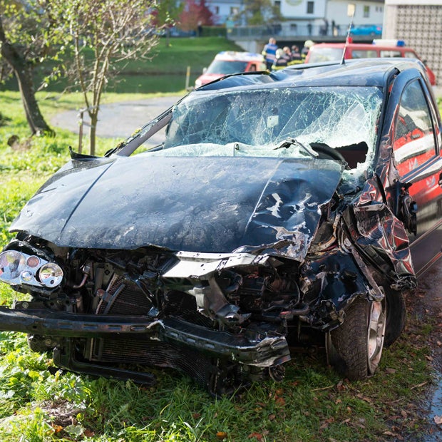 Alkolenker landet spektakulär im Bach