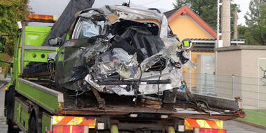 Rotlicht übersehen: Güterzug erfasst Auto