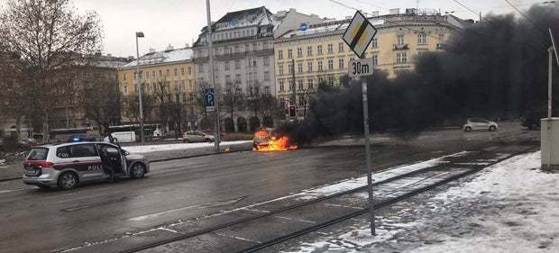 Auto explodiert mitten in Wien