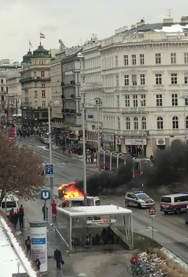 Auto explodiert mitten in Wien