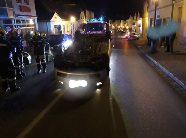 Spektakulärer Unfall: BMW landet mitten in der Stadt am Dach
