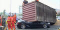 Container macht Auto völlig platt