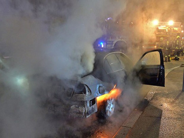 Auto brannte lichterloh mitten in Baden