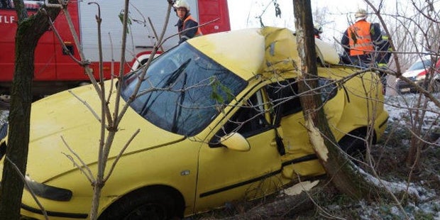 Pkw crasht in Baum: Baby mit Heli ins Spital gebracht