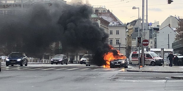 Auto explodiert mitten in Wien