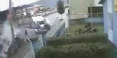 Auto bricht in 2 Teile: Insassen überleben