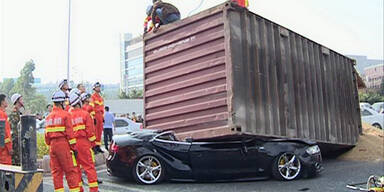 Container macht Auto völlig platt