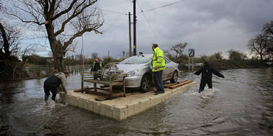 Hochwasser - Auto auf Floß gerettet