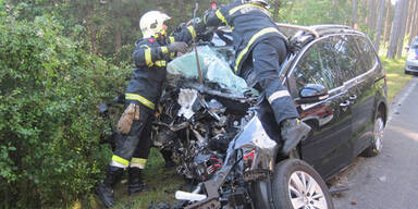 Auto bei Crash v&ouml;llig zerst&ouml;rt