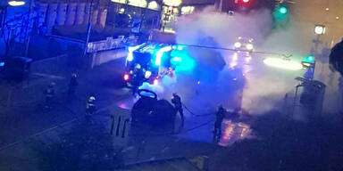 Auto-Brand nach Unfall mitten in Wien