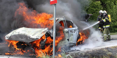 Auto fing nach Frontalcrash Feuer: Vierköpfige Familie verletzt