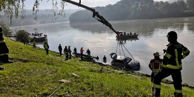 Auto rollte in die Donau