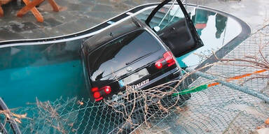 Pkw st&uuml;rzte in Tirol in Schwimmbad