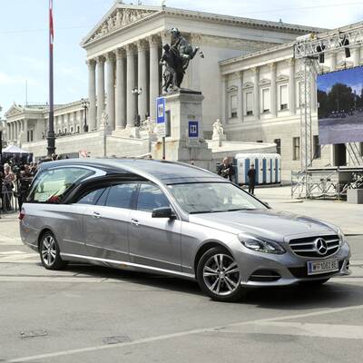 Der Sarg wird aus dem Hohen Haus gebracht