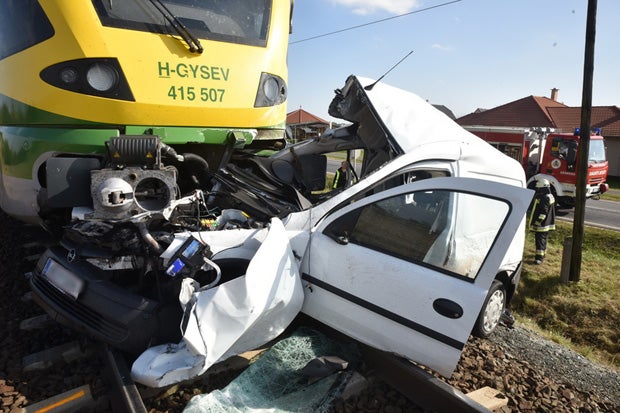 Österreicher crasht mit Auto in Ungarn in Zug – tot