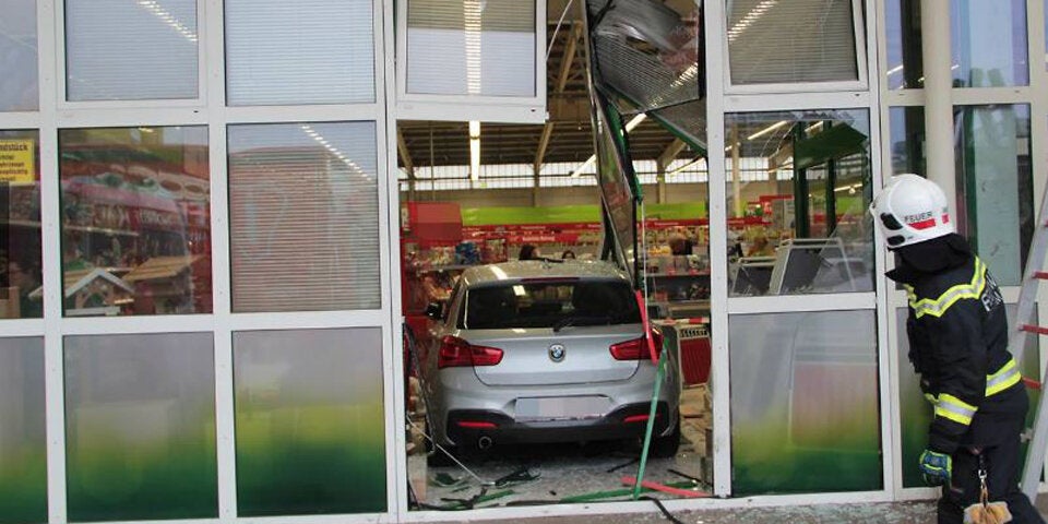 Luxus-BMW-Lenkerin crasht in Tierhandlung