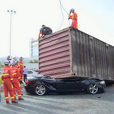 Container macht Auto völlig platt