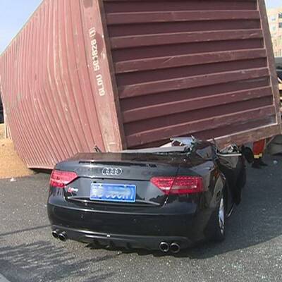 Container macht Auto völlig platt