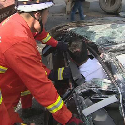 Container macht Auto völlig platt