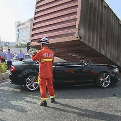 Container macht Auto völlig platt