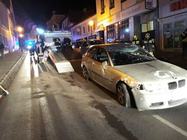Spektakulärer Unfall: BMW landet mitten in der Stadt am Dach