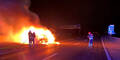 Zwei Autos nach Crash auf Autobahn komplett ausgebrannt