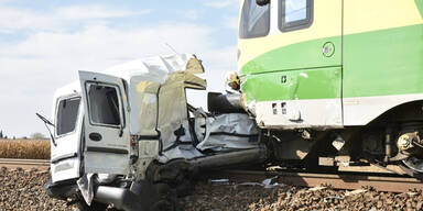 &Ouml;sterreicher crasht mit Auto in Ungarn in Zug &ndash; tot
