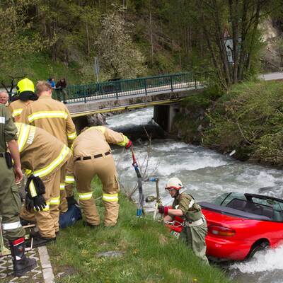  Der rote Sportwagen musste von der Feuerwehr geborgen werden.