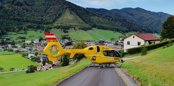 Pkw crasht gegen Betonkonstruktion – 78-Jähriger tot