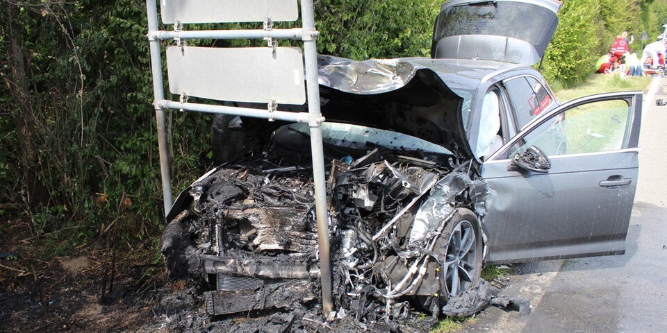 Auto fing nach Frontalcrash Feuer: Vierköpfige Familie verletzt