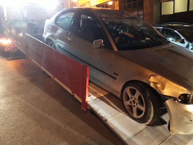 Spektakulärer Unfall: BMW landet mitten in der Stadt am Dach