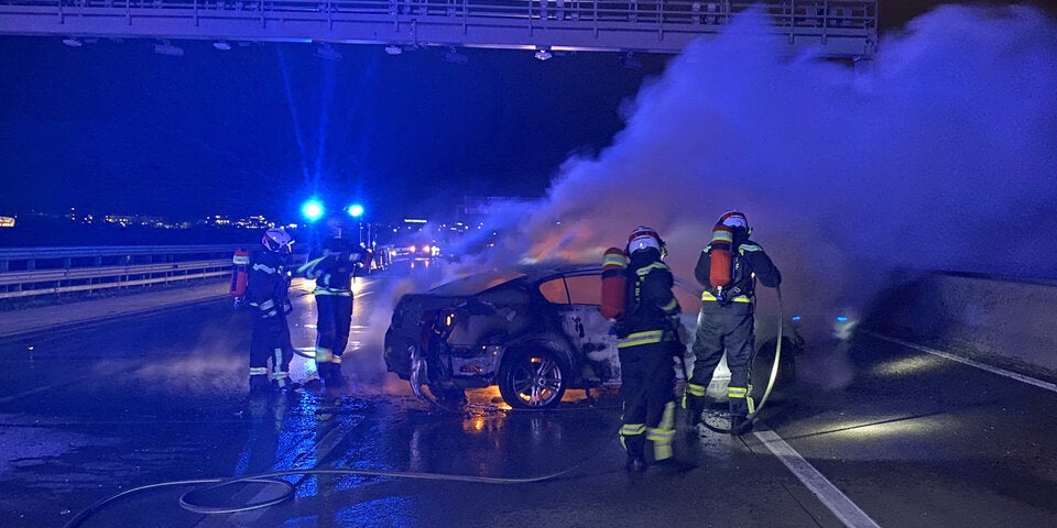 Zwei Autos nach Crash auf Autobahn komplett ausgebrannt