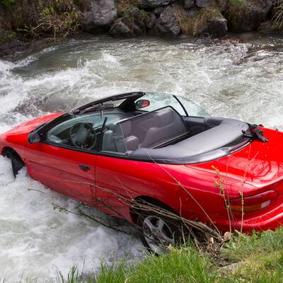  Der rote Sportwagen musste von der Feuerwehr geborgen werden.