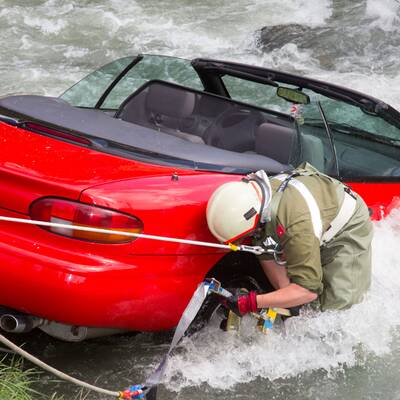  Der rote Sportwagen musste von der Feuerwehr geborgen werden.
