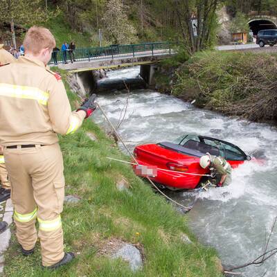  Der rote Sportwagen musste von der Feuerwehr geborgen werden.