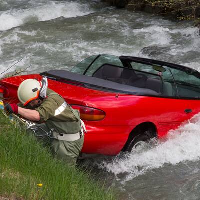  Der rote Sportwagen musste von der Feuerwehr geborgen werden.