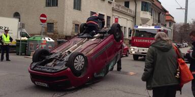 Auto landet bei Crash auf dem Dach