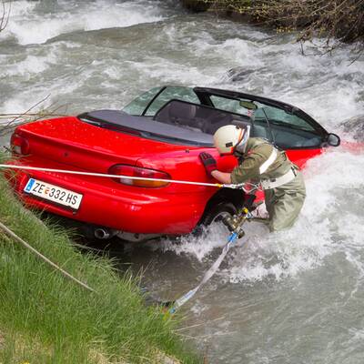  Der rote Sportwagen musste von der Feuerwehr geborgen werden.