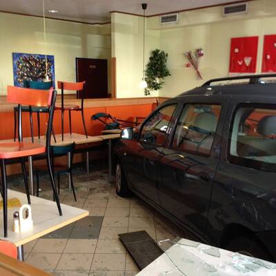 Mit dem Auto ins Lokal gekracht