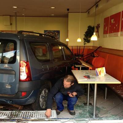 Mit dem Auto ins Lokal gekracht