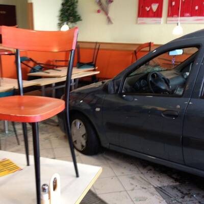 Mit dem Auto ins Lokal gekracht