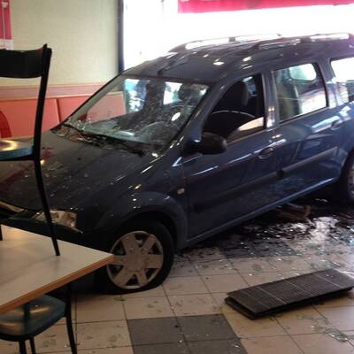 Mit dem Auto ins Lokal gekracht