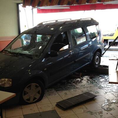 Mit dem Auto ins Lokal gekracht