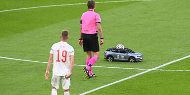 VW Spielzeug-Auto bringt Ball