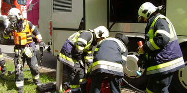 Vollbesetzter Reisebus gerät auf A2 in Brand 