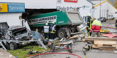 Laster krachte in Autohaus - Ein Toter