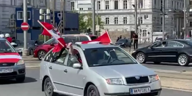 Auto mit &Ouml;sterreich Fahnen