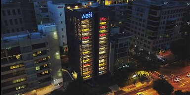 Riesen-Automat spuckt Luxus-Autos aus