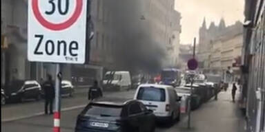 Spektakul&auml;rer Autobrand mitten in Wien