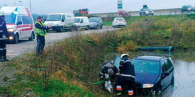 Auto landete in einem Teich